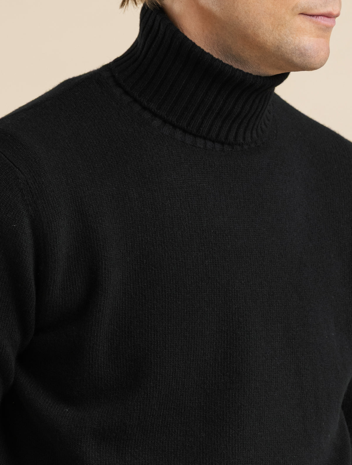Grober Rollkragenpullover aus Woll-Kaschmir-Mix in Schwarz