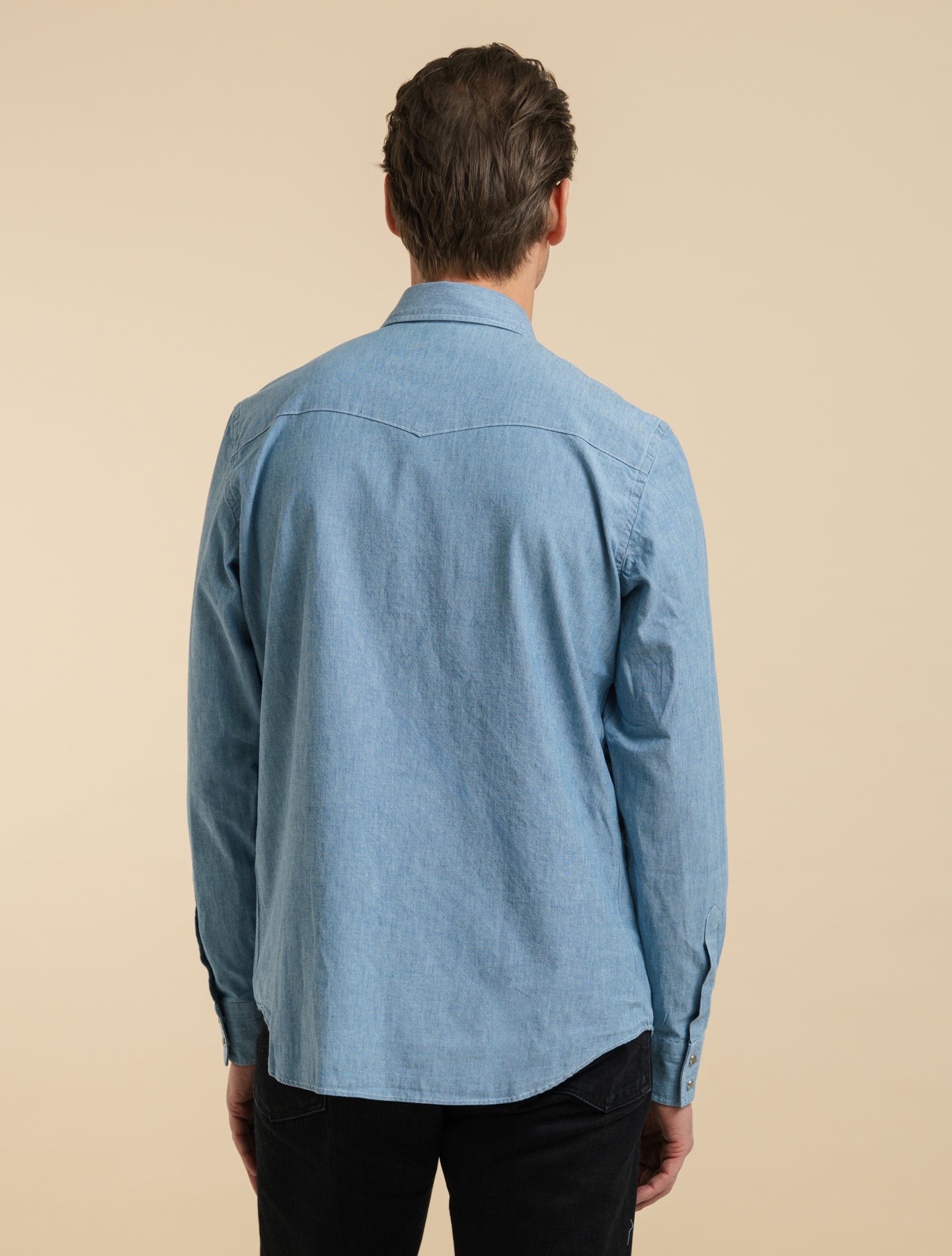 Chambray-Hemd mit Druckknöpfen, gebleicht