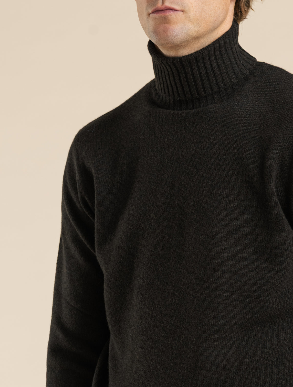 Grober Rollkragenpullover aus Woll-Kaschmir-Mix in Espresso