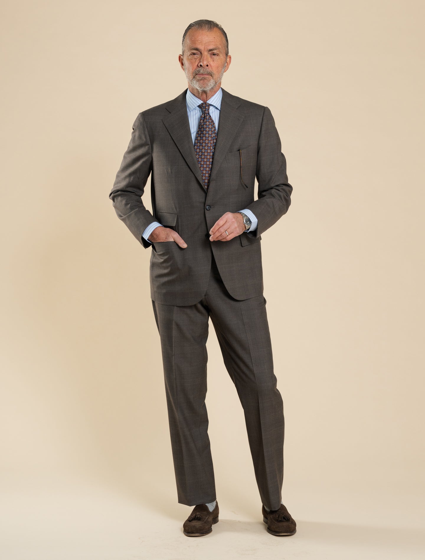 Handgjord enkelknäppt kostym i brun ull