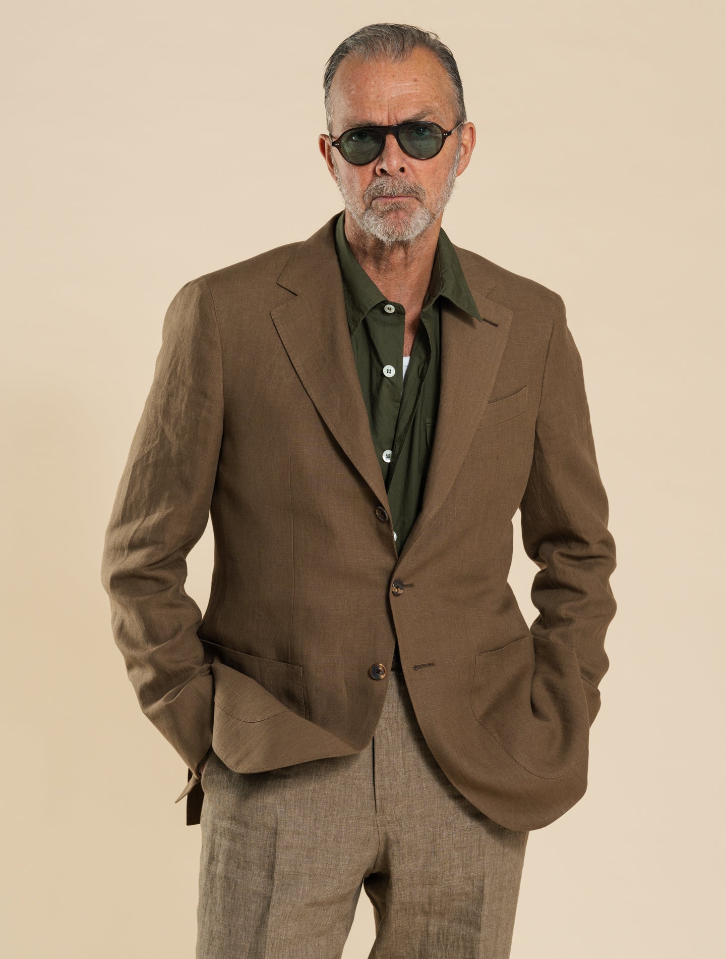 Enkelknäppt linnekavaj i brunt