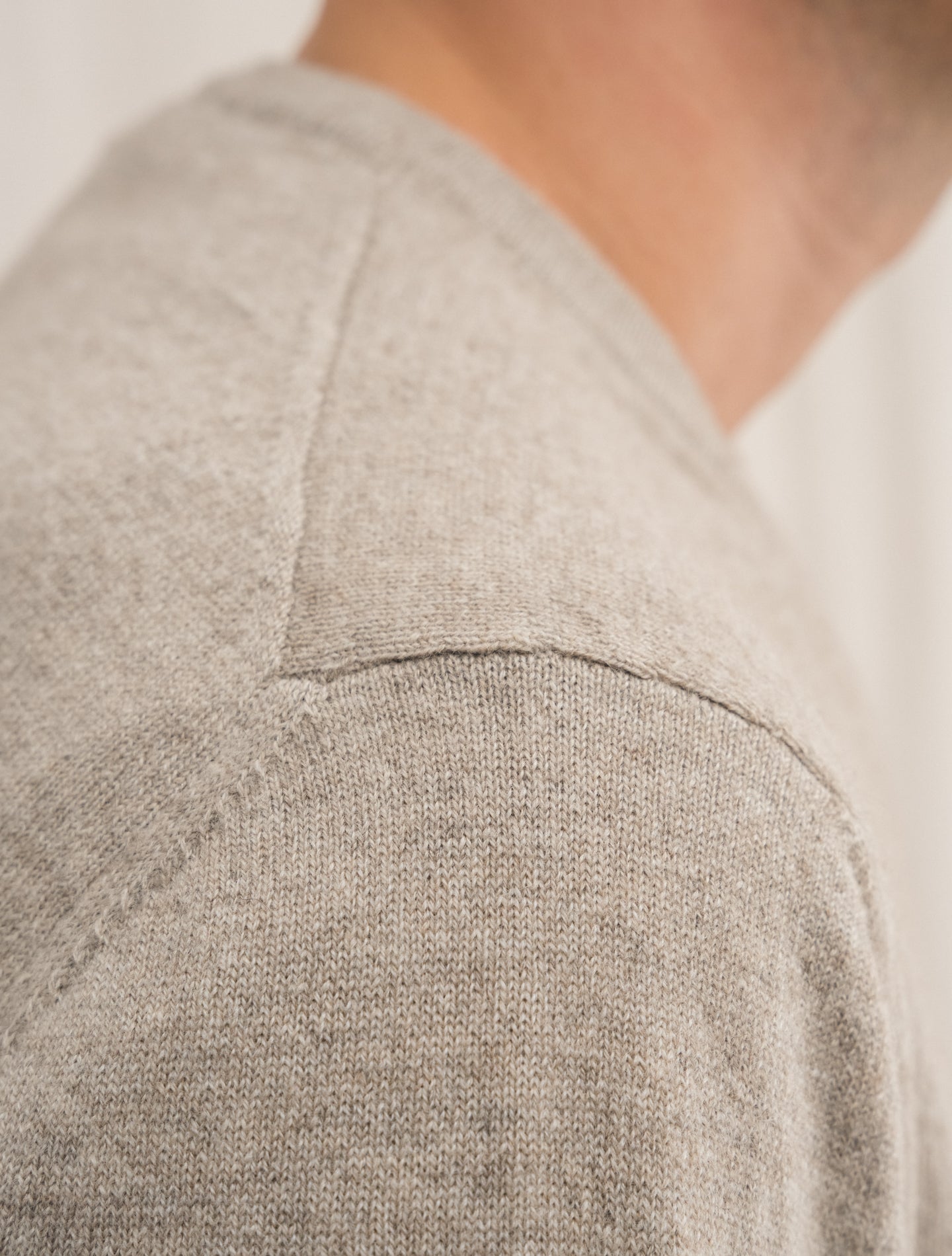 Cashmere Knitted V-Neck Beige | Gabucci