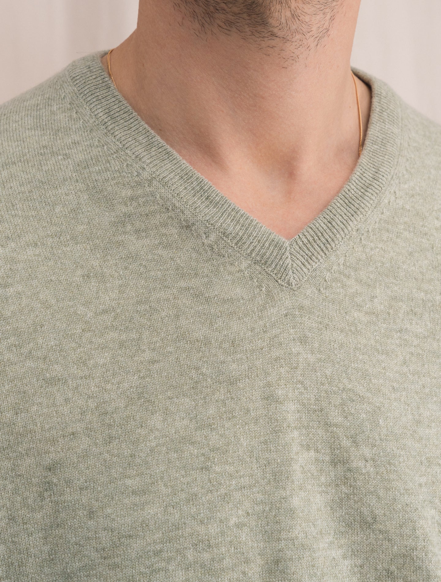 Cashmere Knitted V-Neck Pistasch Green | Gabucci