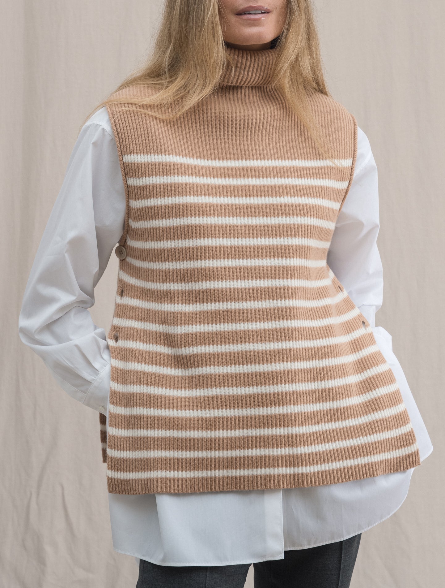 Rollneck Sweater Vest Camel | Gabucci